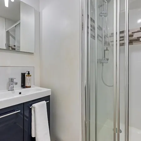 Apartment Roxane Spacious 3-bedroom With Terrace And Parking Just Steps