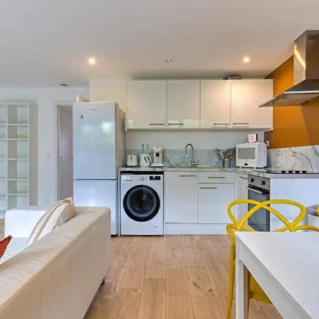 Апартаменти Roxane Spacious 3-bedroom With Terrace And Parking Just Steps *