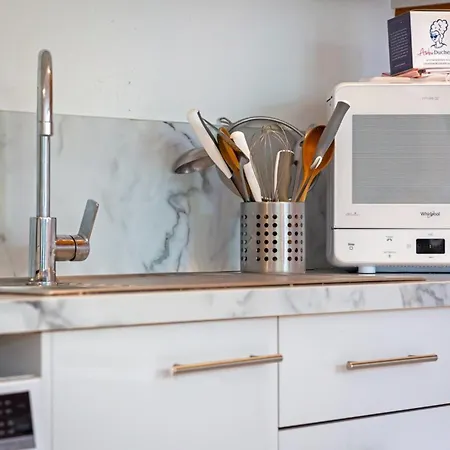 Roxane Spacious 3-bedroom With Terrace And Parking Just Steps Apartment *