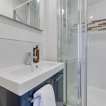 Apartment Roxane Spacious 3-bedroom With Terrace And Parking Just Steps Rouen