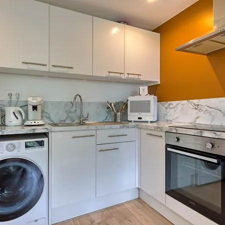 Апартаменти Roxane Spacious 3-bedroom With Terrace And Parking Just Steps