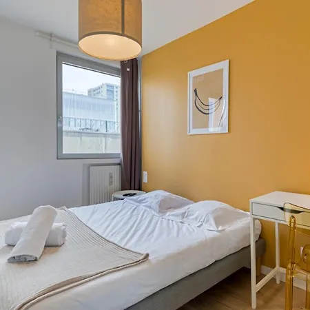 Апартаменти Roxane Spacious 3-bedroom With Terrace And Parking Just Steps *