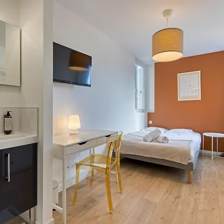 Апартаменти Roxane Spacious 3-bedroom With Terrace And Parking Just Steps