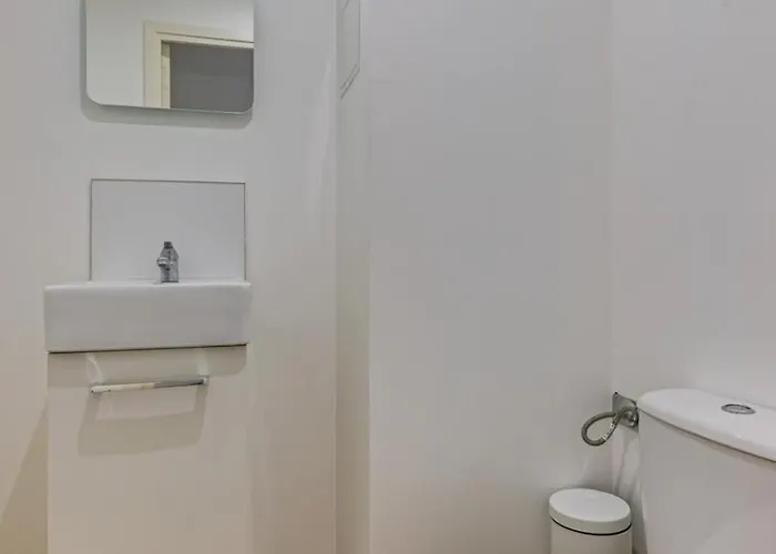 Roxane Spacious 3-bedroom With Terrace And Parking Just Steps Apartman