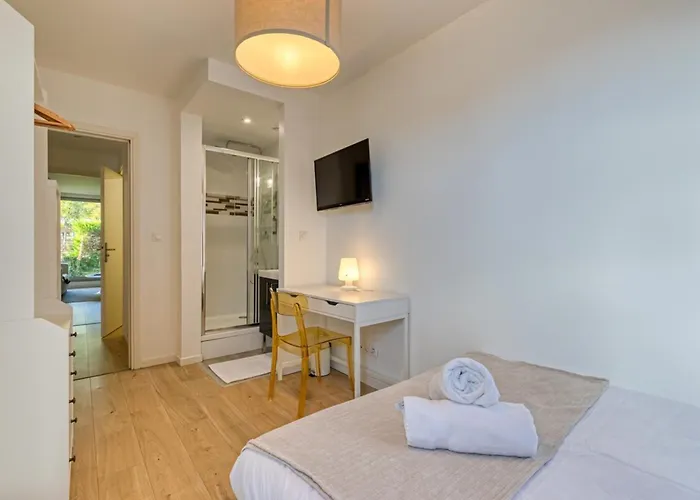 Apartman Roxane Spacious 3-bedroom With Terrace And Parking Just Steps *