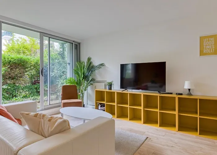 Roxane Spacious 3-bedroom With Terrace And Parking Just Steps *