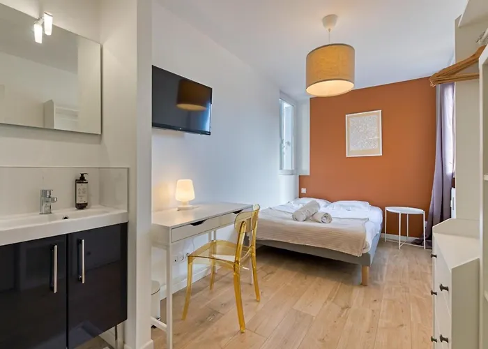 Apartman Roxane Spacious 3-bedroom With Terrace And Parking Just Steps